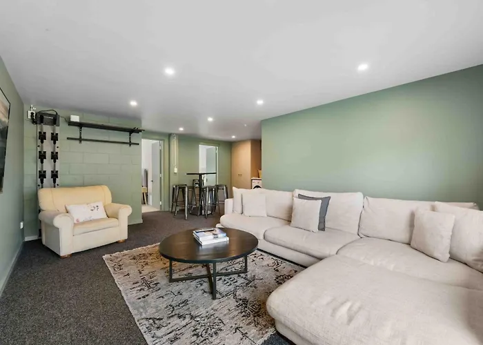 And Mountain Views - 2 Living Areas - Sleeps 8 Wanaka