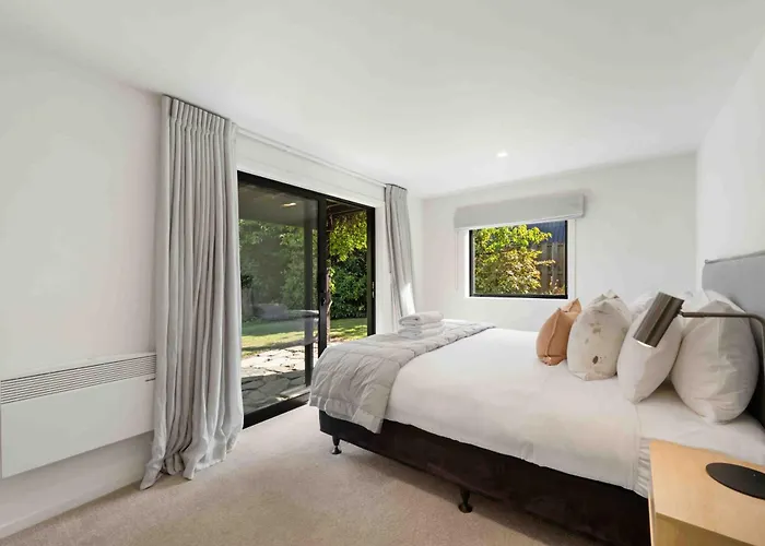 And Mountain Views - 2 Living Areas - Sleeps 8 * Wanaka