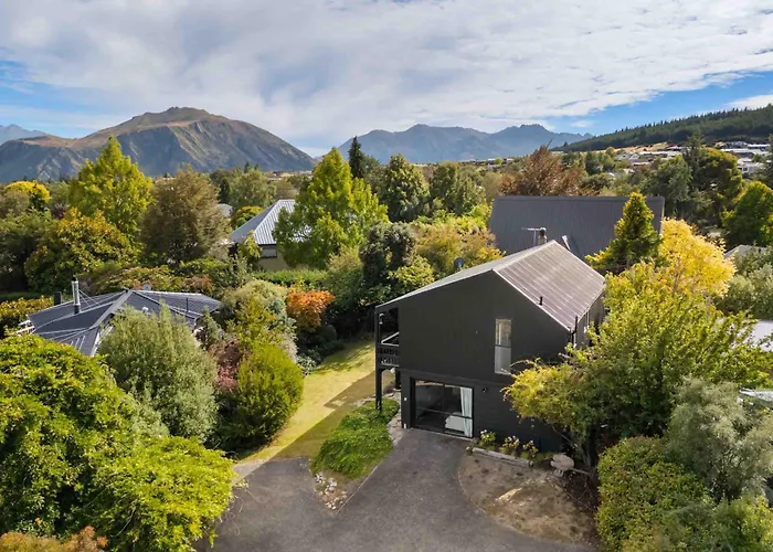 And Mountain Views - 2 Living Areas - Sleeps 8
