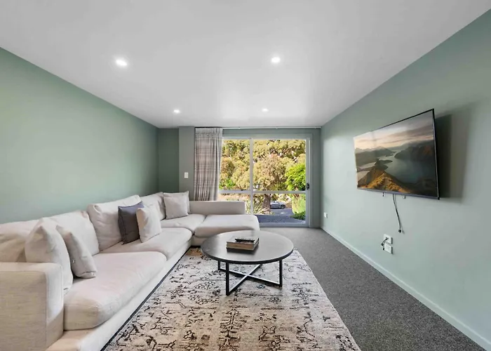 And Mountain Views - 2 Living Areas - Sleeps 8 * Wanaka