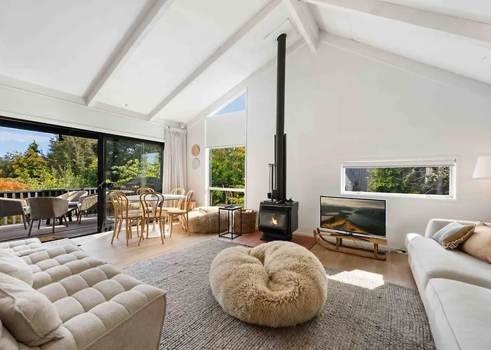 And Mountain Views - 2 Living Areas - Sleeps 8 * Wanaka