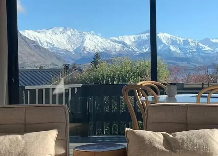 Hébergement de vacances And Mountain Views - 2 Living Areas - Sleeps 8 Wanaka