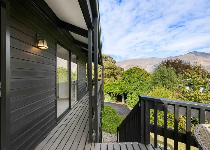 And Mountain Views - 2 Living Areas - Sleeps 8 Wanaka
