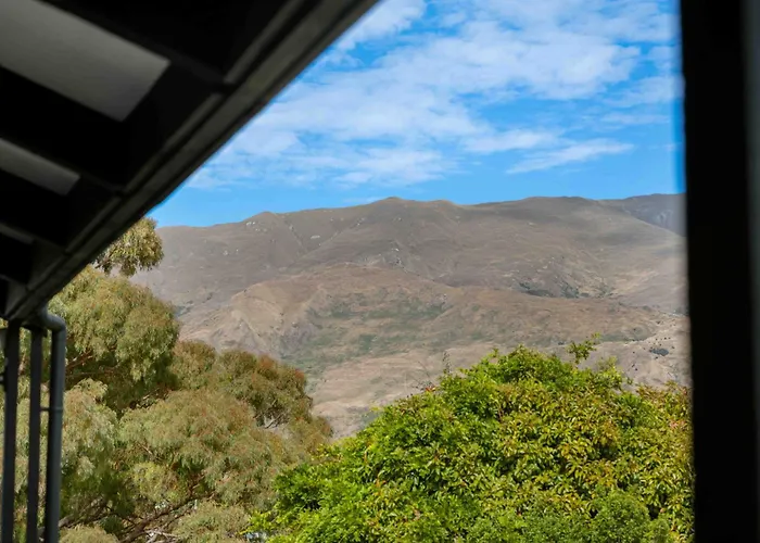 And Mountain Views - 2 Living Areas - Sleeps 8 * Wanaka