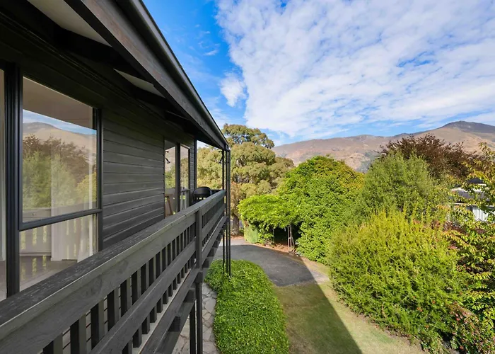 And Mountain Views - 2 Living Areas - Sleeps 8