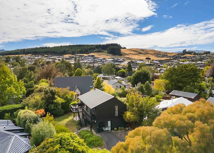 And Mountain Views - 2 Living Areas - Sleeps 8 * Wanaka